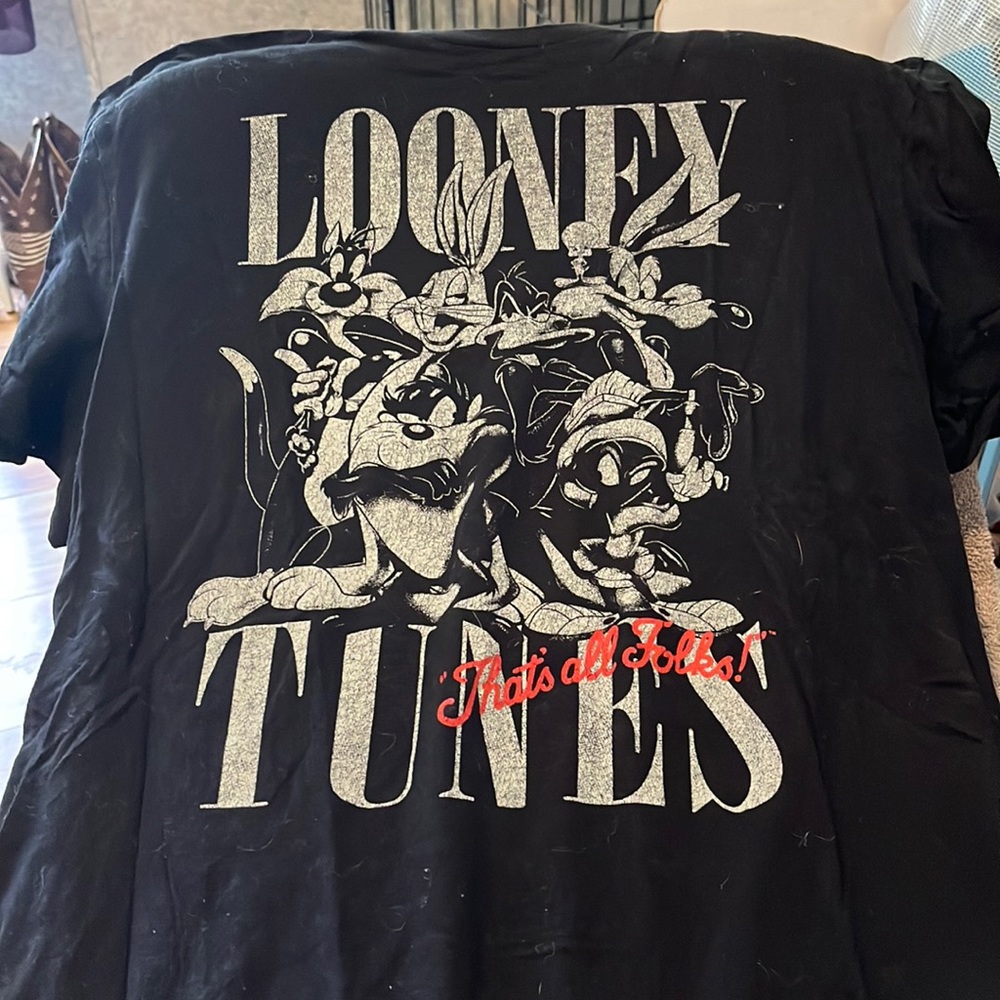 Looney tunes black tee size medium